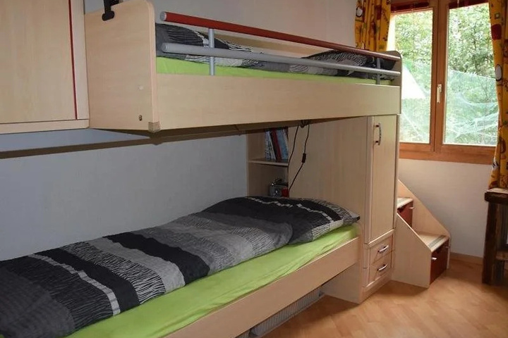 Room 4 of 8