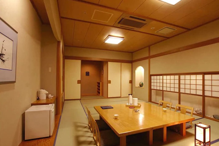 Room 18 of 240