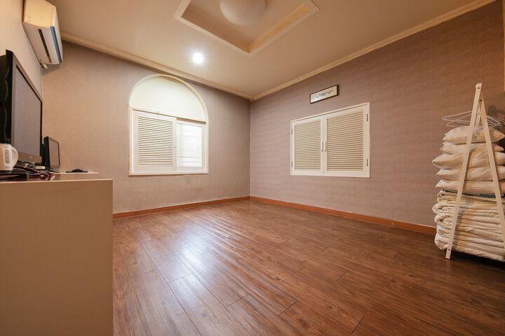 Room 18 of 25