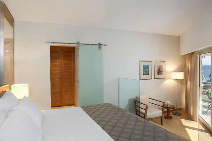 Room 32 of 100