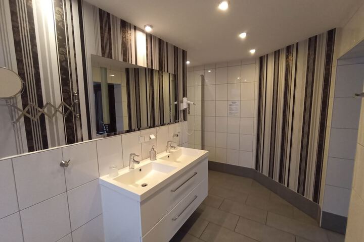 Room 11 of 19