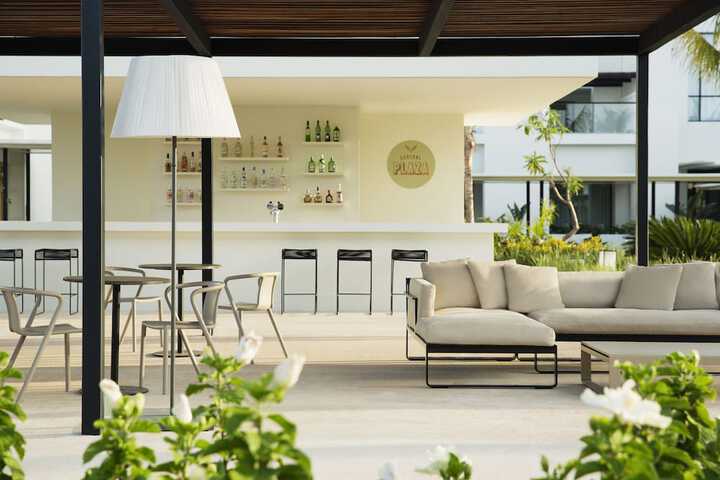 Lounge 46 of 61