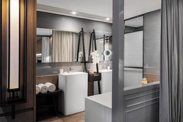 Room 32 of 85