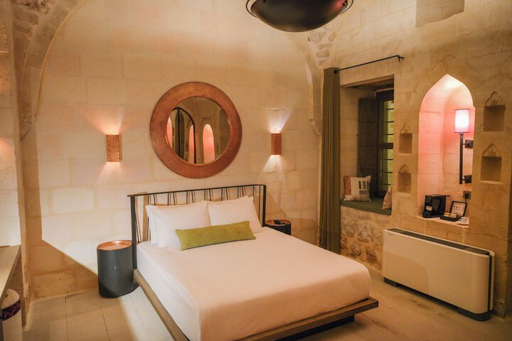 Room 32 of 85