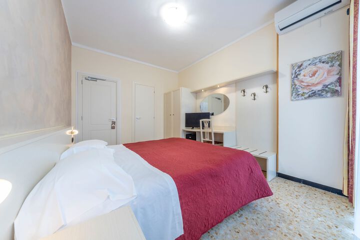 Room 32 of 77