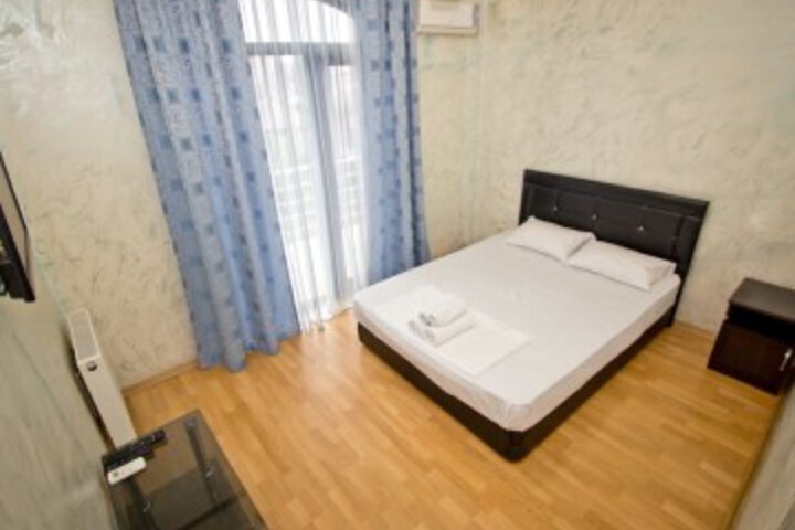 Room 4 of 93