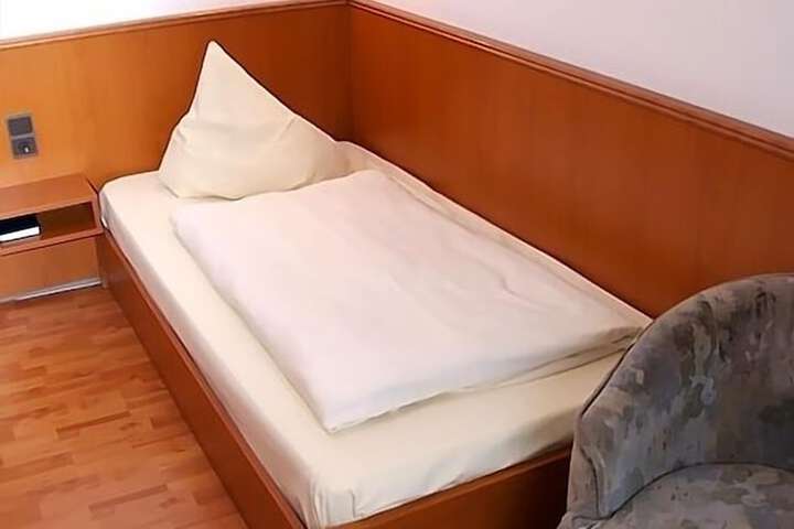 Room 18 of 42
