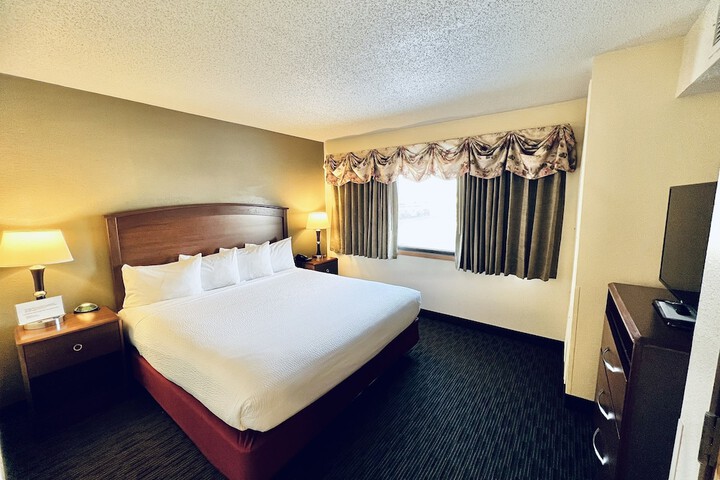 1 King Bed Efficiency (1 of 32)
