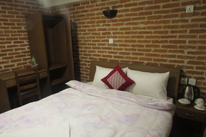 Room 9 of 66