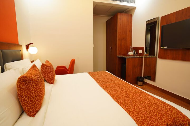 Room 9 of 34