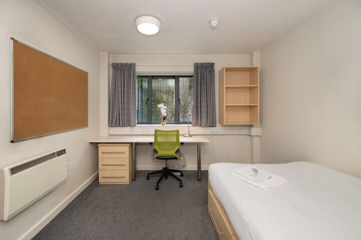 Room 9 of 26