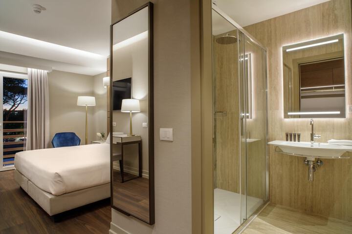Room 47 of 80