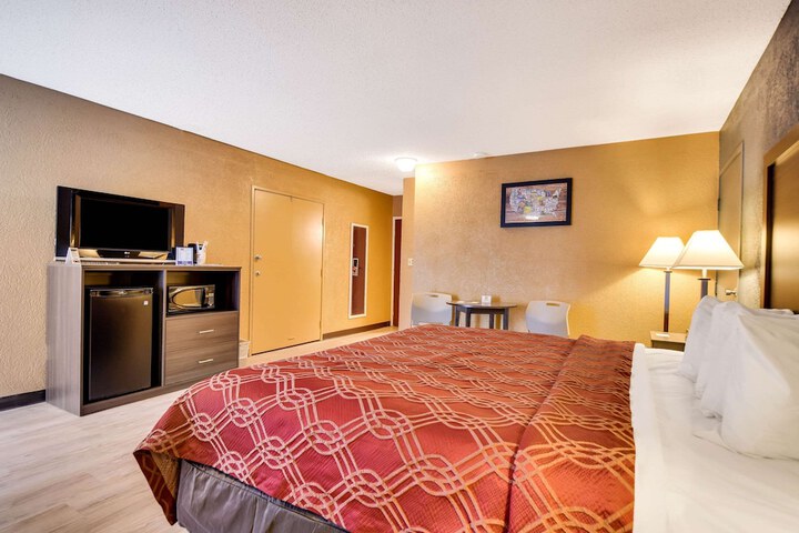 1 King Bed (5 of 29)
