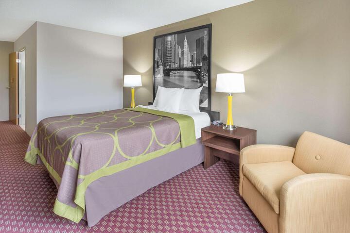 1 Queen Bed (4 of 12)