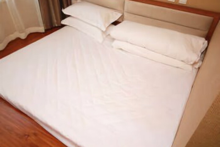 Room 4 of 8