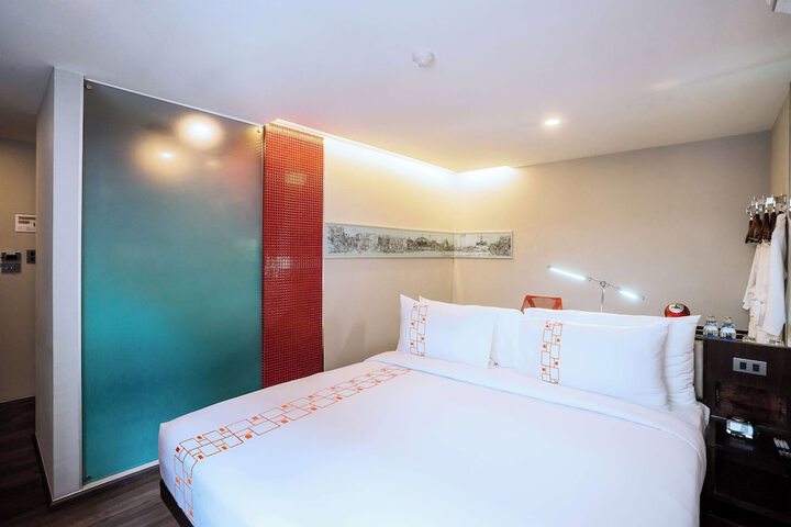 Room 27 of 64