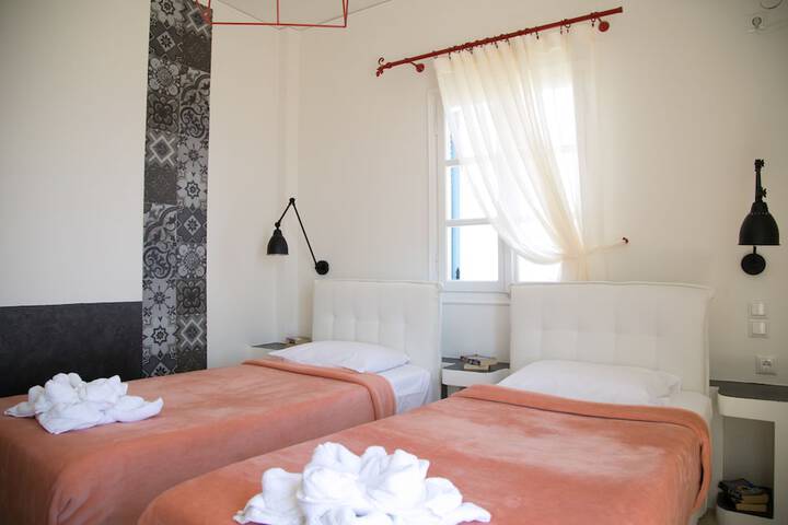 Room 12 of 100