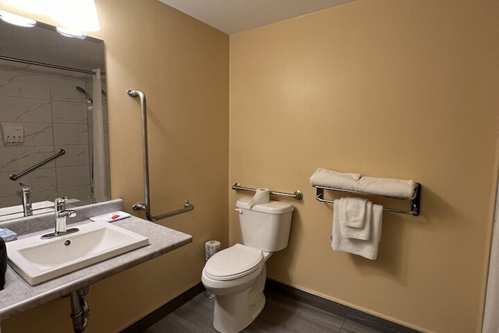 1 Queen Bed Mobility Accessible Bathtub with Grab Bars (3 of 13)