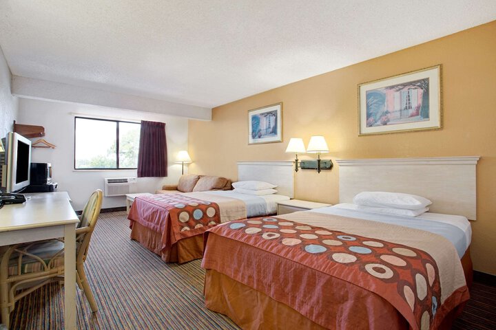 1 Queen Bed (2 of 18)