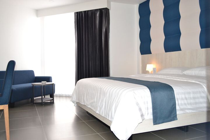 Room 33 of 64
