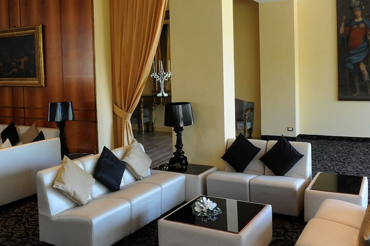 Lounge 29 of 48