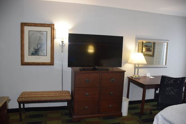 1 Queen Bed Mobility Accessible (9 of 9)