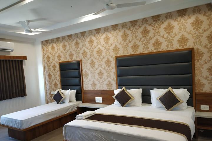 Room 5 of 11