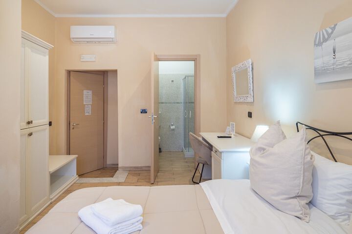 Room 21 of 104