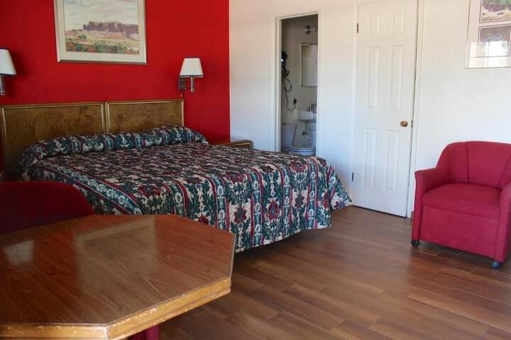 Room 4 of 33