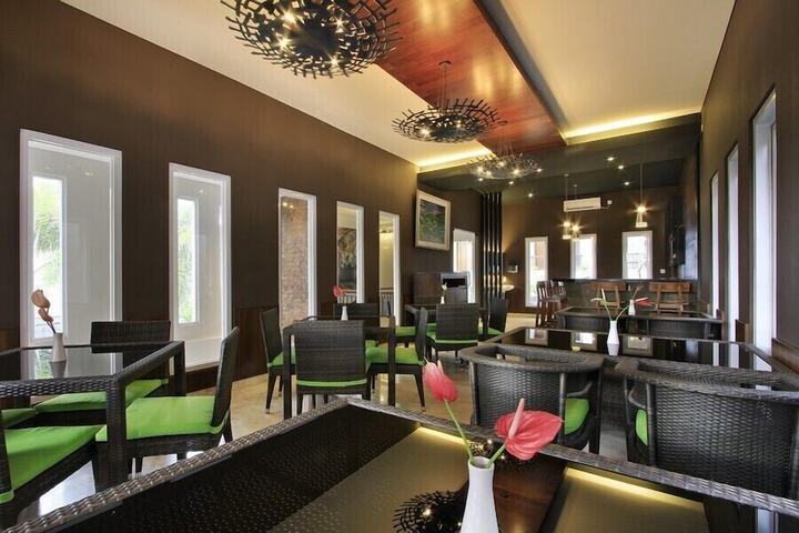 Lounge 52 of 93