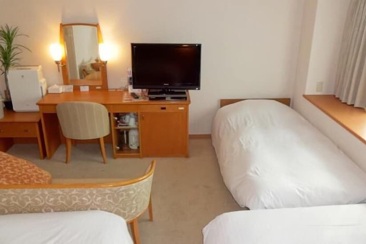 Room 8 of 34