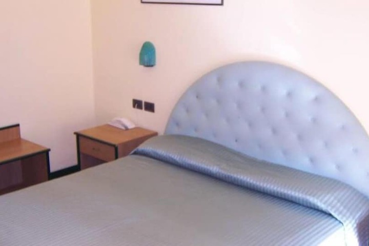 Room 2 of 33