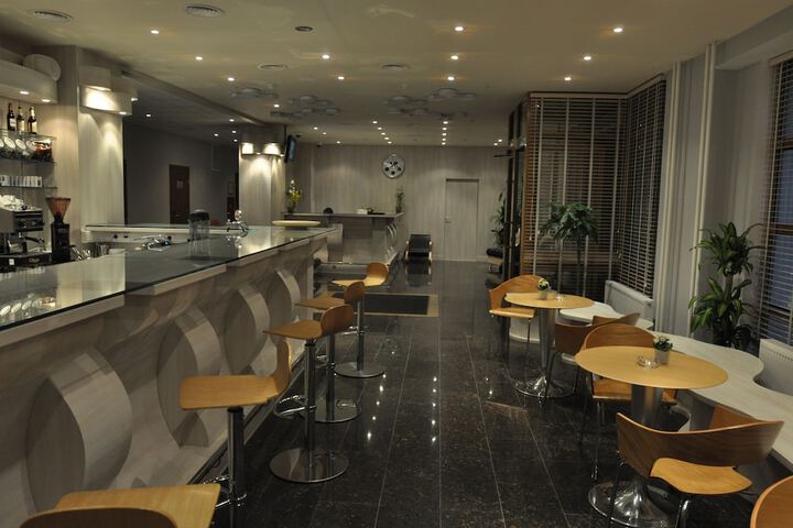 Lounge 61 of 77