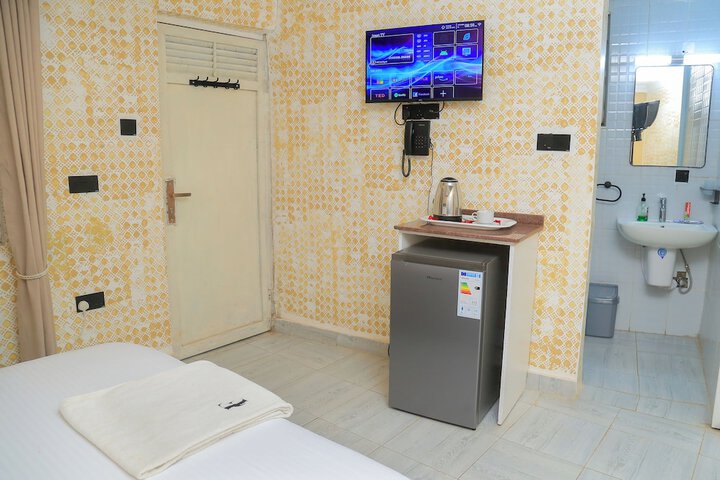 Room 5 of 18