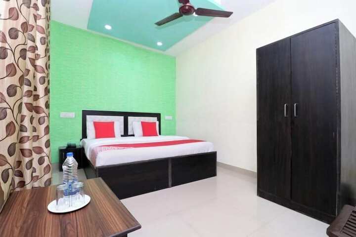 Room 4 of 9