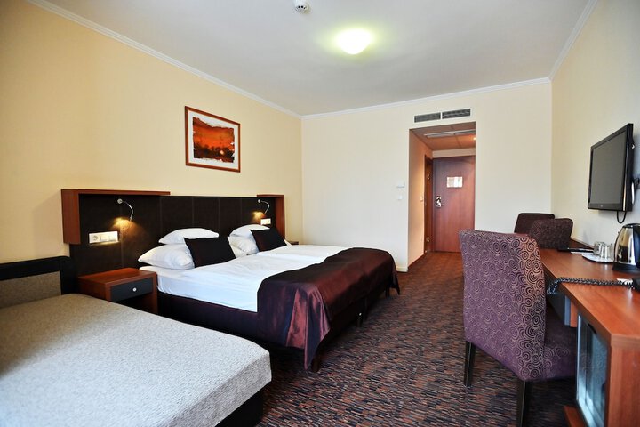 Room 10 of 102
