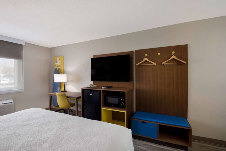 1 Queen Bed (12 of 16)