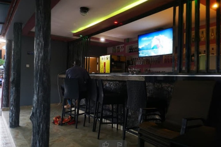 Lounge 15 of 26