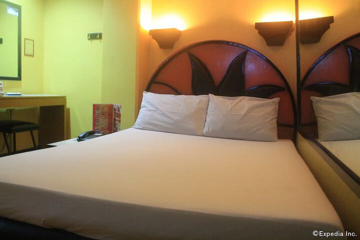 Room 11 of 28