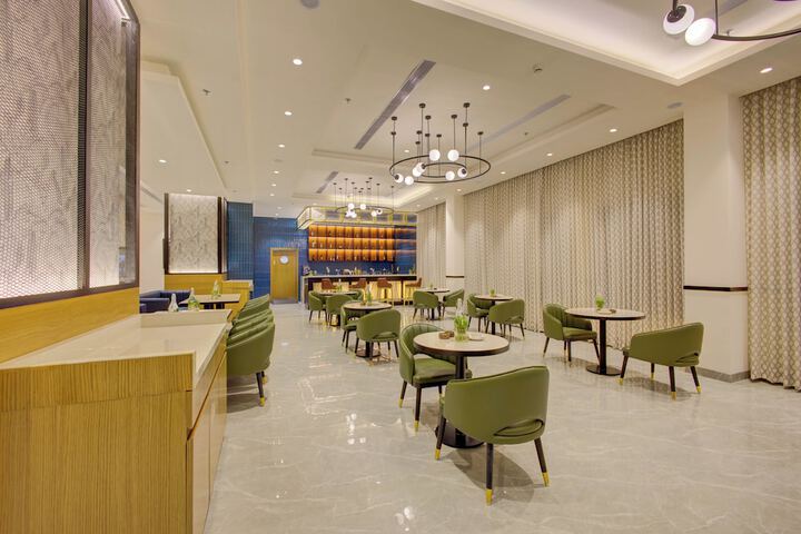 Lounge 92 of 117