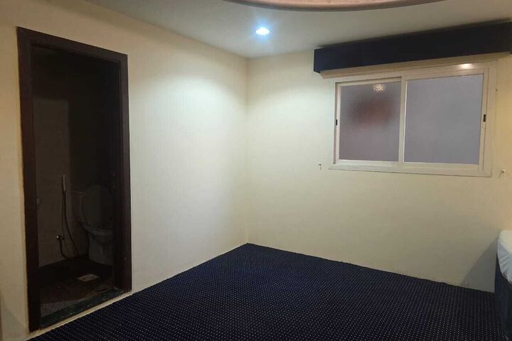 Room 6 of 8