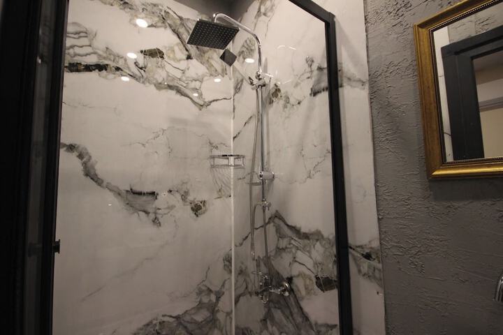 Room 172 of 204