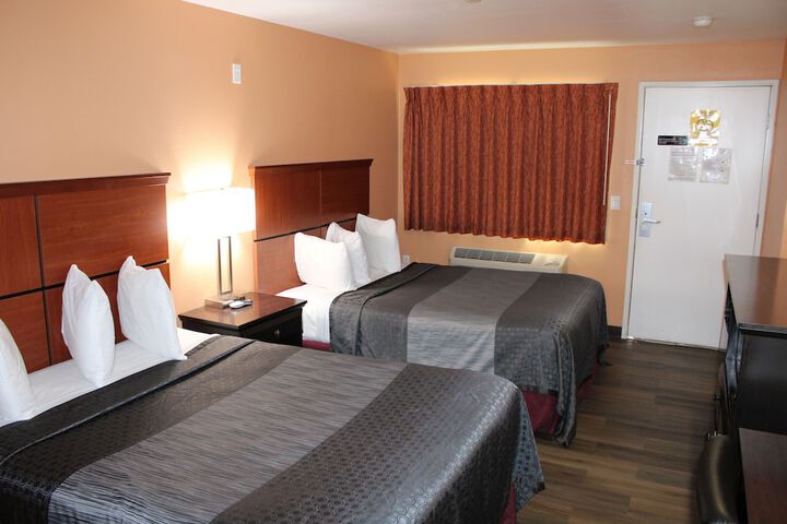 2 Queen Beds Beds (11 of 11)
