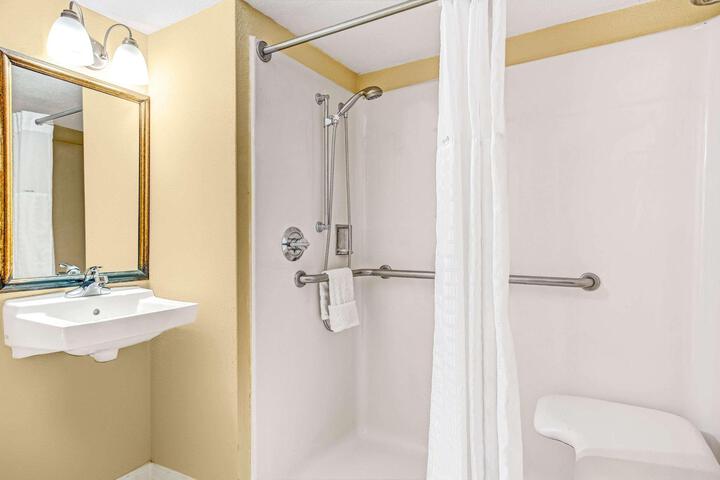 1 Queen Bed Mobility or Hearing Accessible Room Bathtub with Grab Bars (7 of 21)