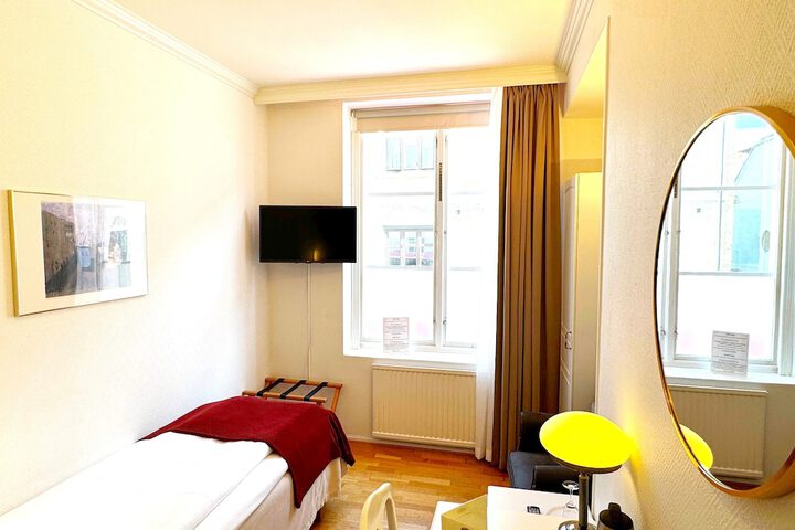 Room 53 of 212
