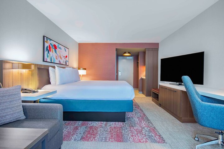 1 King Premium with in Room Drinks Snacks (2 of 17)