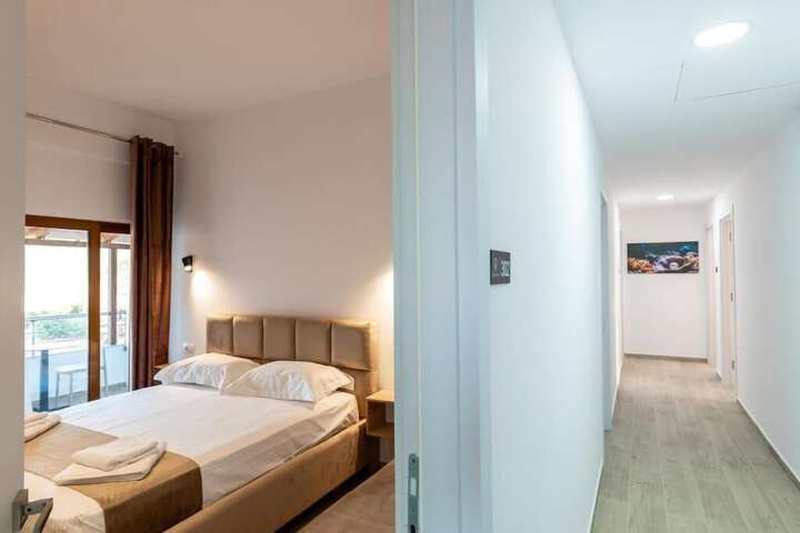 Room 65 of 163
