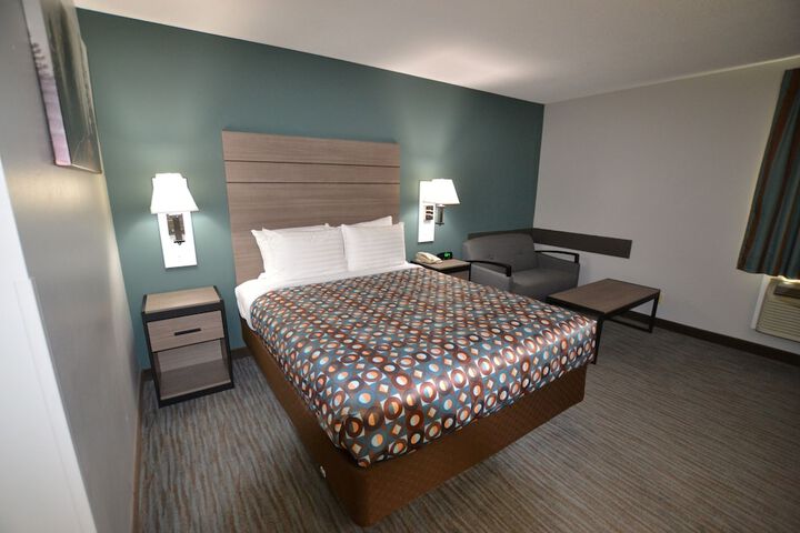 1 Queen Bed (2 of 16)