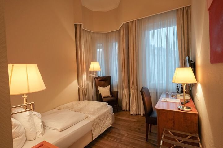Room 8 of 87