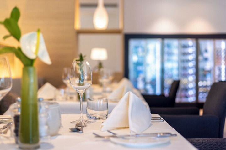 Dining 77 of 100